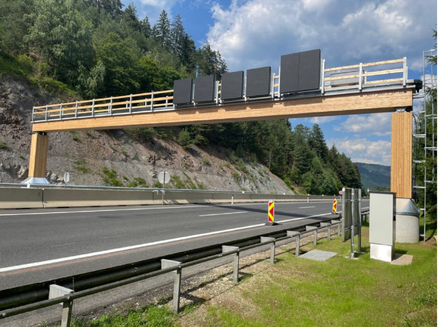 Holz über der Autobahn in Kärnten 