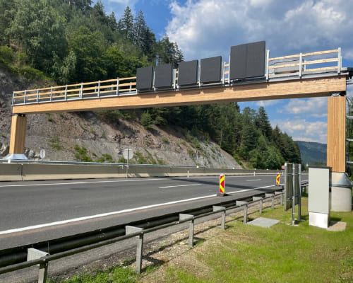 Holz über der Autobahn in Kärnten // Raumerlebnis Flughafen in Zürich